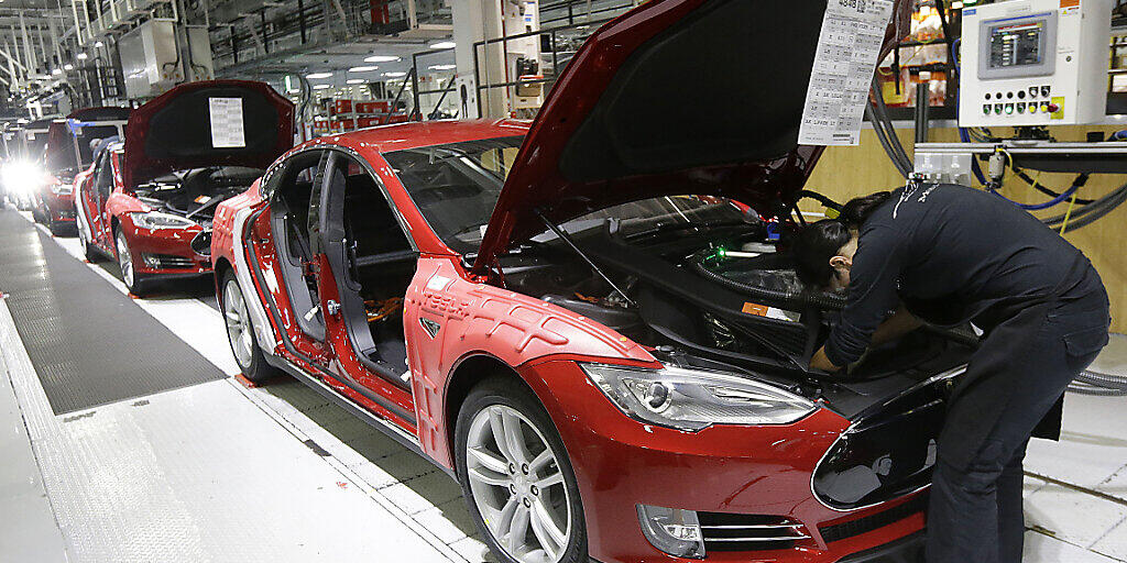 Tesla-Chef Elon Musk spornt seine MItarbeitenden in einer E-Mail zu Höchstleistungen an. Im dritten Quartal will er mit Blick auf die Fahrzeugauslieferungen einen neuen Rekord erreichen. Dieser liegt für ein Quartal bei 112'000 ausgelieferten Wagen.(Archivbild)
