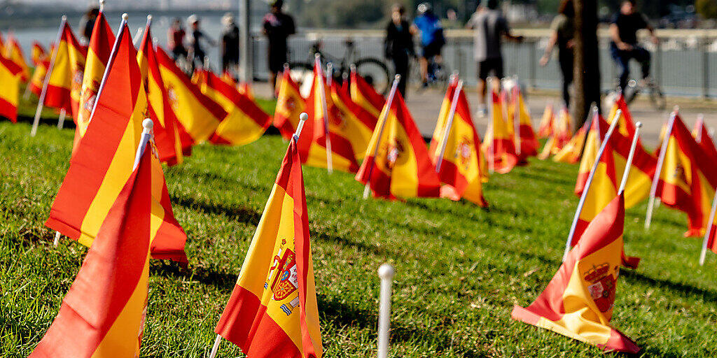 Etwa 53.000 Flaggen werden entlang des Guadalquivir in Gedenken an die Opfer der Corona-Pandemie aufgestellt. Foto: Eduardo Briones/EUROPA PRESS/dpa Etwa 53.000 Flaggen werden entlang des Guadalquivir in Gedenken an die Opfer der Corona-Pandemie aufgestellt. Foto: Eduardo Briones/EUROPA PRESS/dpa