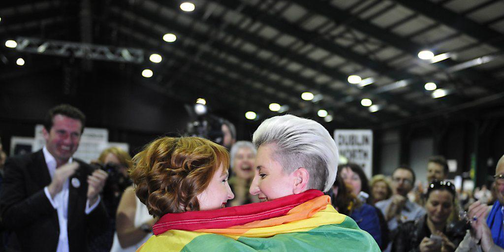 Ein lesbisches Paar feiert das Abstimmungsergebnis in Dublin Ein lesbisches Paar feiert das Abstimmungsergebnis in Dublin
