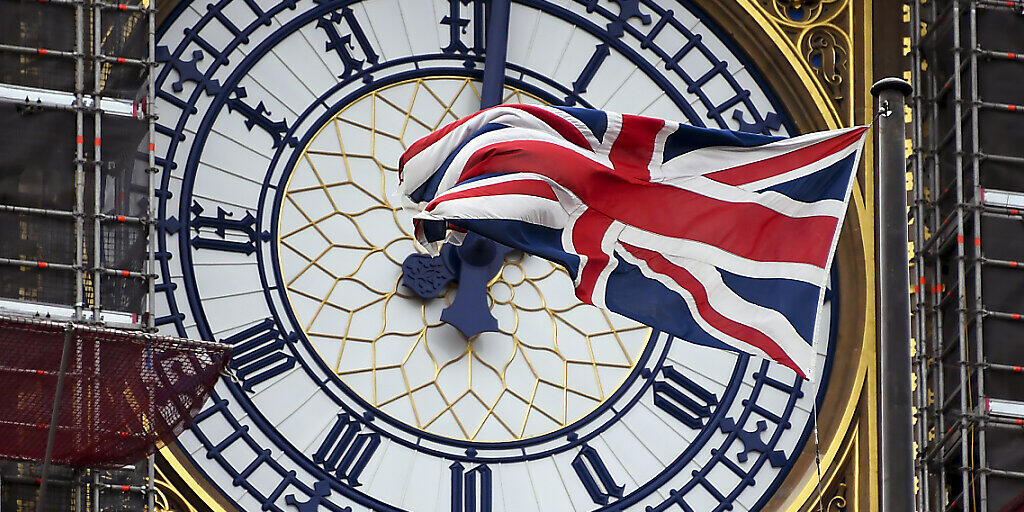ARCHIV - Eine am Ziffernblatt des Big Ben befestigte britische Flagge weht im Wind. Foto: Alberto Pezzali/AP/dpa ARCHIV - Eine am Ziffernblatt des Big Ben befestigte britische Flagge weht im Wind. Foto: Alberto Pezzali/AP/dpa