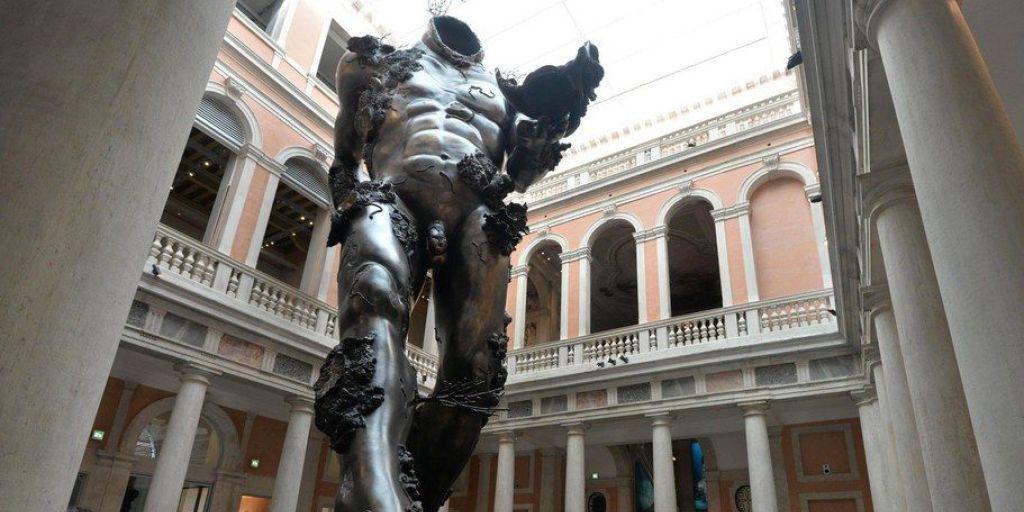 Mit Skulpturen wie dem "Demon with Bowl" zelebriert Damien Hirst in Venedig das Gigantomane und Phantastische.