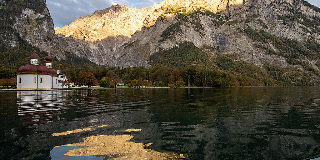 ARCHIV - Der deutsche Nationalpark Berchtesgaden mit Königssee und Watzmann. Im dortigen Landkreis sollen drastische Einschränkungen des öffentlichen Lebens verhängt werden. Foto: Lino Mirgeler/dpa ARCHIV - Der deutsche Nationalpark Berchtesgaden mit Königssee und Watzmann. Im dortigen Landkreis sollen drastische Einschränkungen des öffentlichen Lebens verhängt werden. Foto: Lino Mirgeler/dpa