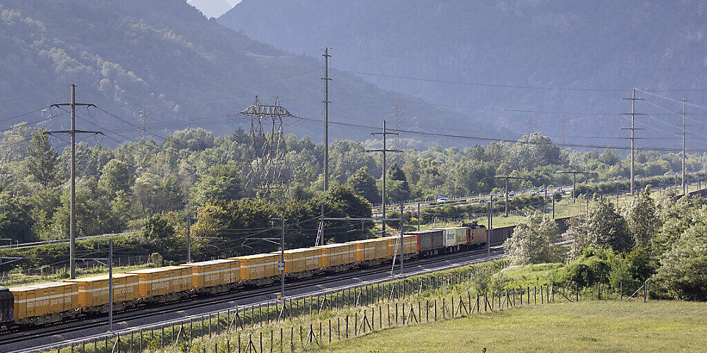 Der Güterverkehr durch die Alpen soll vermehrt auf der Schiene erfolgen. Das Parlament hat den Zahlungsrahmen dafür um mehrere hundert Millionen Franken erhöht. (Archivbild) Der Güterverkehr durch die Alpen soll vermehrt auf der Schiene erfolgen. Das Parlament hat den Zahlungsrahmen dafür um mehrere hundert Millionen Franken erhöht. (Archivbild)