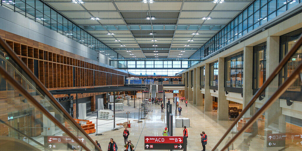 Noch gibt es viel zu tun: Das Terminalgebäude des neuen Berliner Flughafens Berlin Brandenburg Willy Brandt (BER). (Archivbild)