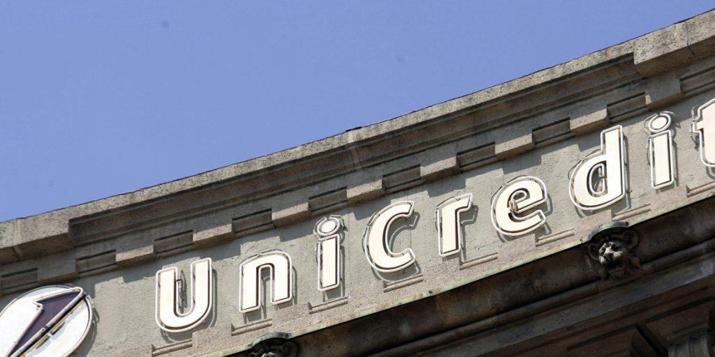 Die italienische Bank Unicredit hat mit der grössten Kapitalerhöhung in der Wirtschaftsgeschichte Italiens begonnen. Mit dem frischen Geld sollen die Löcher in der Bilanz gestopft und der Abbau fauler Kredite finanziert werden. Die italienische Bank Unicredit hat mit der grössten Kapitalerhöhung in der Wirtschaftsgeschichte Italiens begonnen. Mit dem frischen Geld sollen die Löcher in der Bilanz gestopft und der Abbau fauler Kredite finanziert werden.