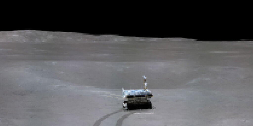 Auf dem ersten Panoramabild der chinesischen Raumfahrtmission auf der erdabgewandten Mondseite sind die graue Mondlandschaft und die Spuren des Mondgefährts "Yutu-2" zu sehen.