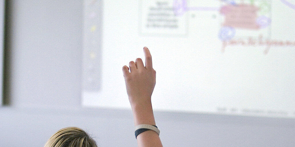 Physikunterricht, der mehr ans Vorwissen von Schülerinnen und Schülern anknüpft, führt zu besseren Leistungen. Insbesondere überdurchschnittlich intelligente Mädchen profitieren davon, wie Forschung der ETH Zürich zeigt. (Symbolbild)