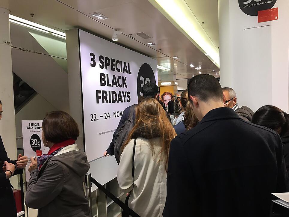 Schlangen bilden sich am Black Friday im Manor an der Zürcher Bahnhofstrasse.