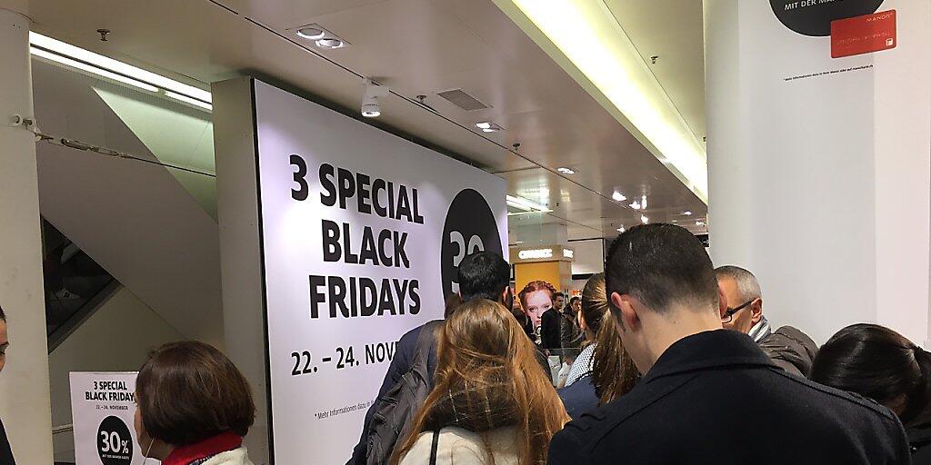 Schlangen bilden sich am Black Friday im Manor an der Zürcher Bahnhofstrasse.
