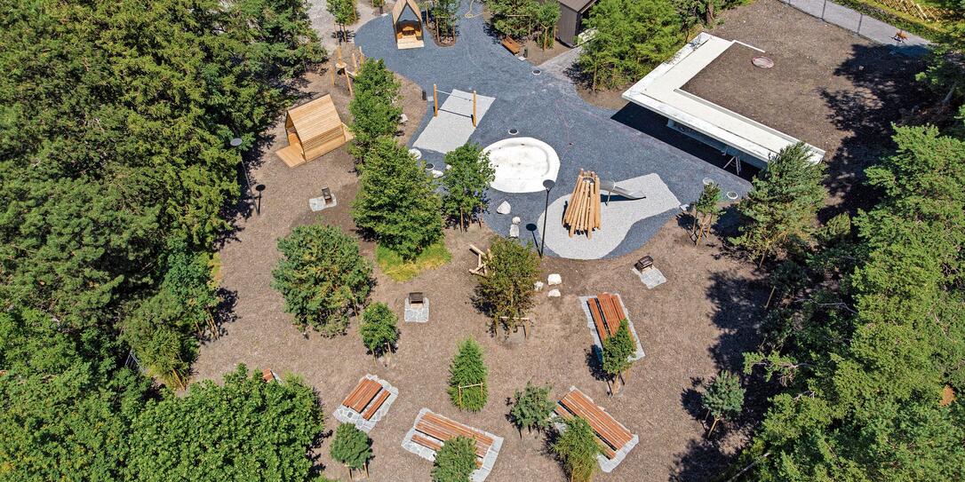 Waldhotel Spielplatz vor Fertigstellung, Eröffnung am 17. August