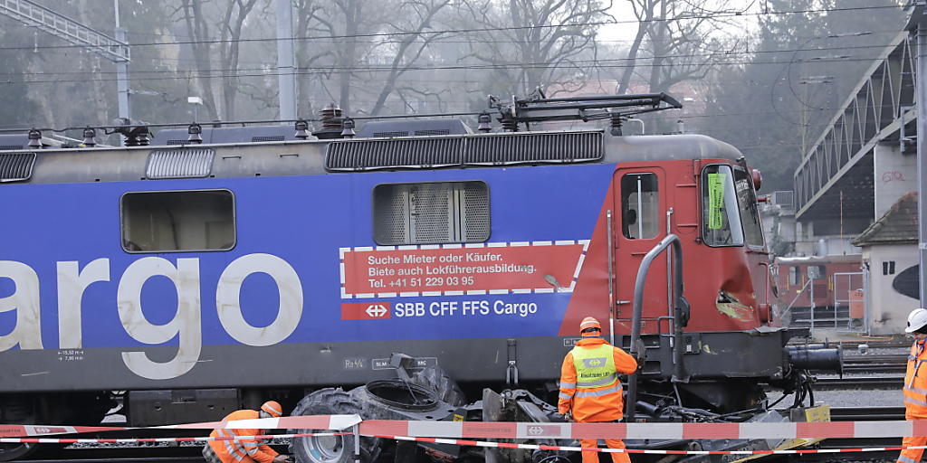Nach dem tödlichen Bahnunfall in Winterthur untersuchen Fachleute das zerstörte Baustellenfahrzeug.