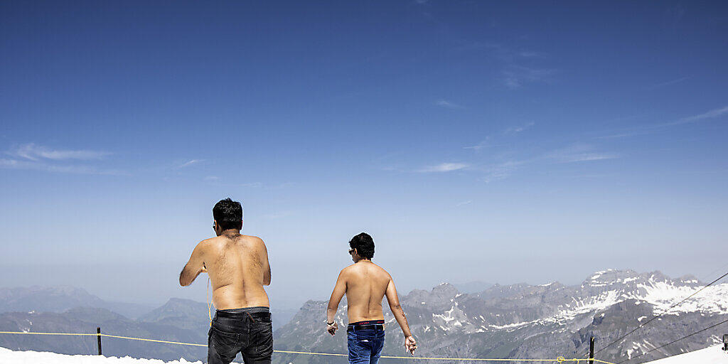 Auch in der Schweiz sind touristische Torheiten nicht ganz unbekannt: Zwei Touristen auf dem Titlis - Sonnenbrand garantiert. (Archivbild)