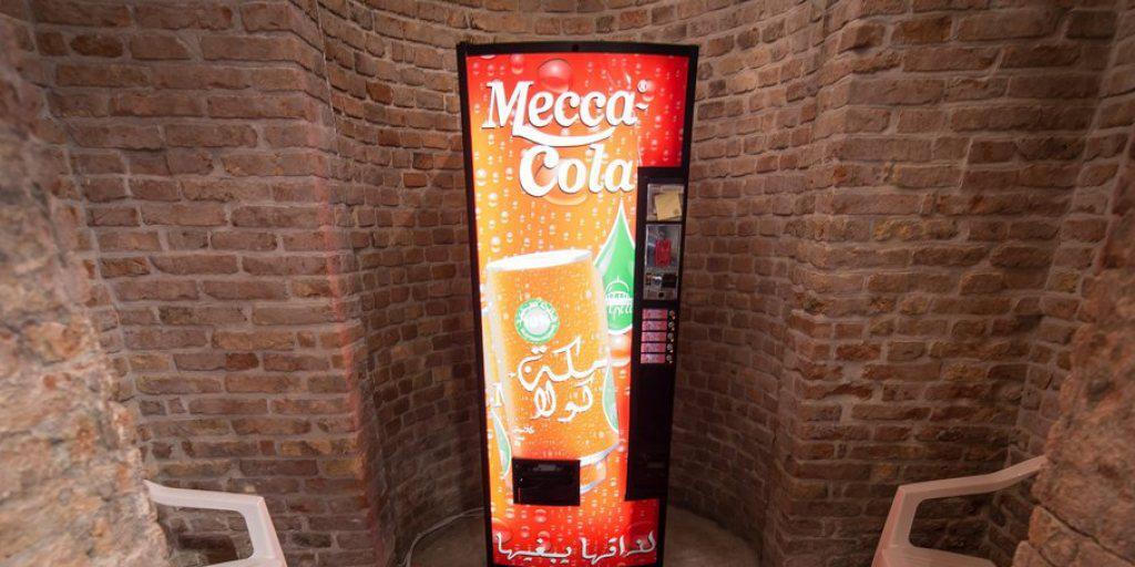 Ein Getränkeautomat in Christoph Büchels "Moschee", die er für die Biennale Venedig entworfen hat (Archiv) Ein Getränkeautomat in Christoph Büchels "Moschee", die er für die Biennale Venedig entworfen hat (Archiv)
