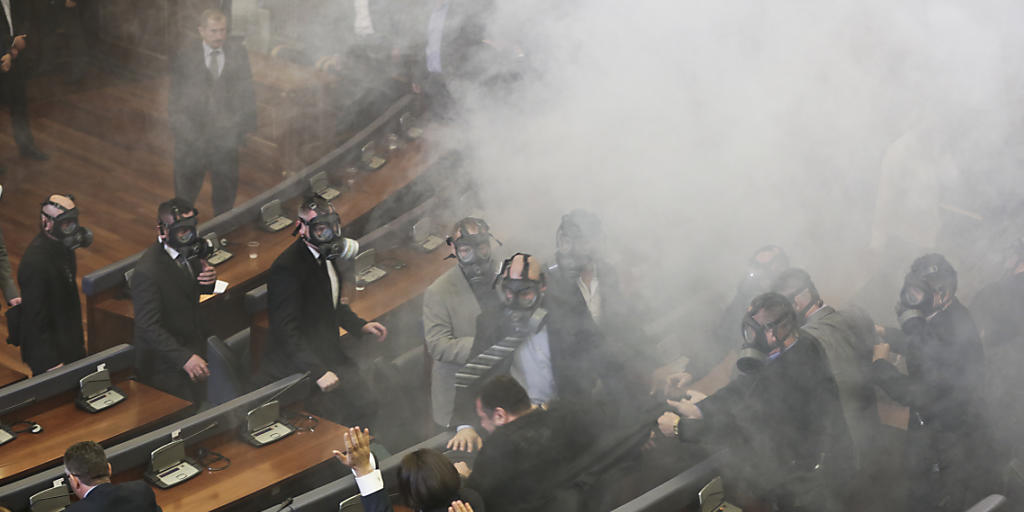 Oppositionelle versprühen Tränengas im kosovarischen Parlament und unterbrechen damit erneut eine Sitzung.