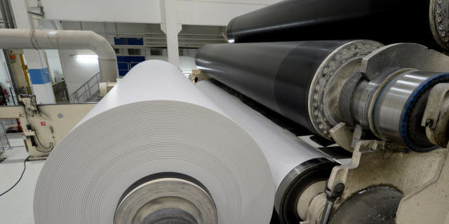 Papierrollen in der Fabrik der Chemie+Papier Holding in Perlen LU