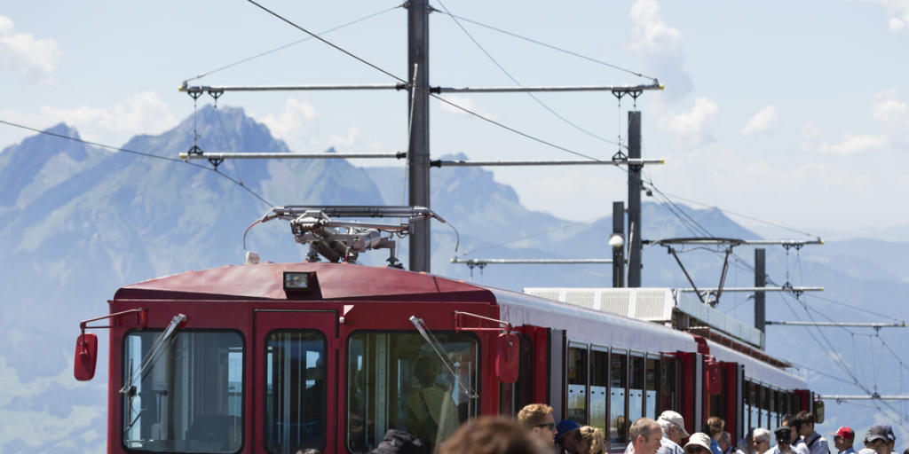 Touristen bei der Station Rigi Kulm, im Hintergrund der Pilatus.