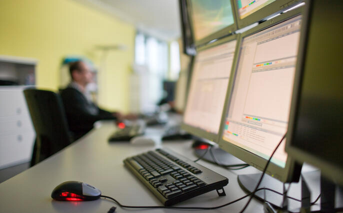 RECHENZENTRUM, INFORMATIK, IT, INFORMATIONSTECHNOLOGIE, INFORMATIONS-TECHNOLOGIE, VERWALTUNG, POSTFINANCE, FINANZDIENSTLEISTER, POST,  COMPUTER, BILDSCHIRM, BILDSCHIRME, MITARBEITER, KONTROLLRAUM, KONTROLLRAEUME, TASTATUR, COMPUTER-TASTATUR,