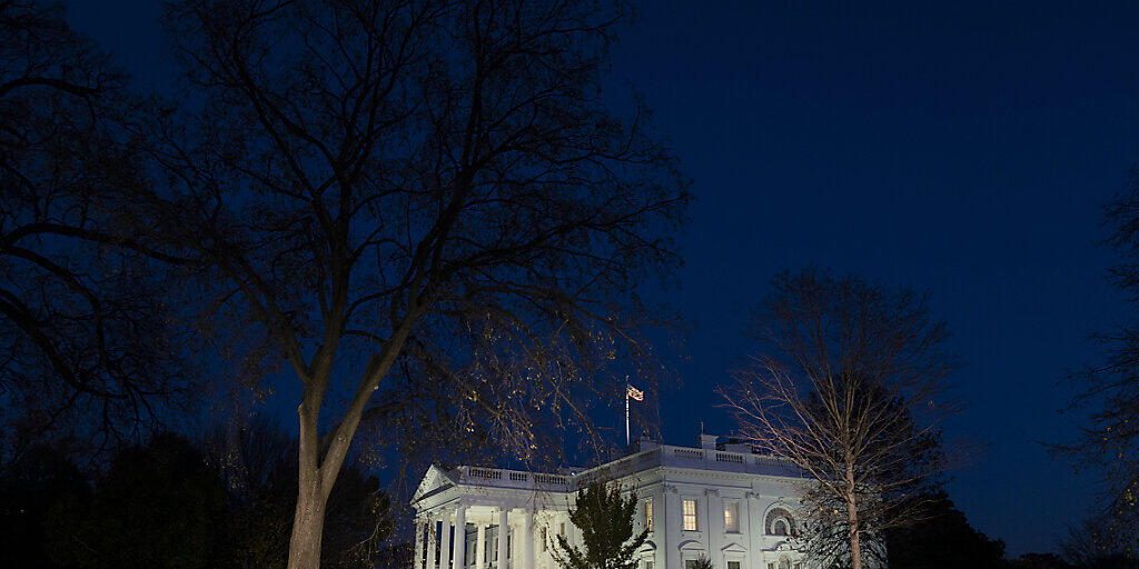 Das Weiße Haus ist am Abend beleuchtet. Foto: Evan Vucci/AP/dpa