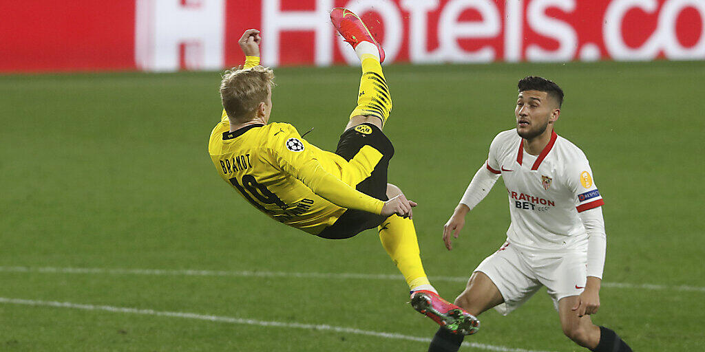 Julian Brandts Showeinlage geht nicht auf, ansonsten zeigt sich Borussia Dortmund allerdings gegen Sevilla stark verbessert als zuletzt Julian Brandts Showeinlage geht nicht auf, ansonsten zeigt sich Borussia Dortmund allerdings gegen Sevilla stark verbessert als zuletzt