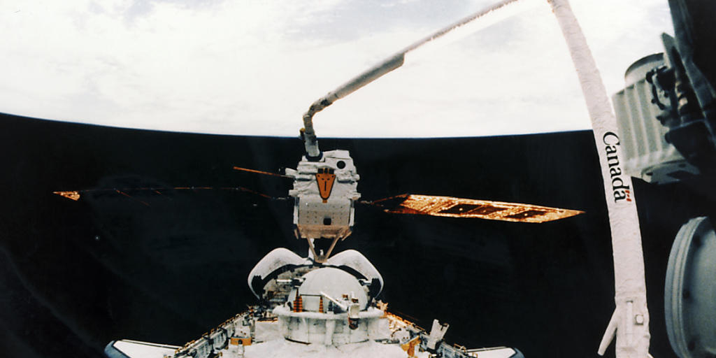Der Satellit Eureca wurde 1992 von einem Space Shuttle mit Hilfe eines Greifarms ins All ausgesetzt und 1993 wieder eingefangen. Nun will die Empa den im Verkehrshaus der Schweiz in Luzern ausgestellten Trabanten röntgen. (Archivbild) Der Satellit Eureca wurde 1992 von einem Space Shuttle mit Hilfe eines Greifarms ins All ausgesetzt und 1993 wieder eingefangen. Nun will die Empa den im Verkehrshaus der Schweiz in Luzern ausgestellten Trabanten röntgen. (Archivbild)