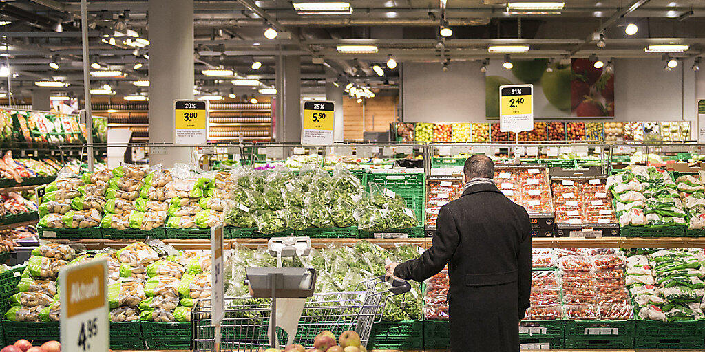 Die Konsumentenpreise sind im November leicht gesunken: ein Mann geht bei Coop shoppen (Symbolbild).
