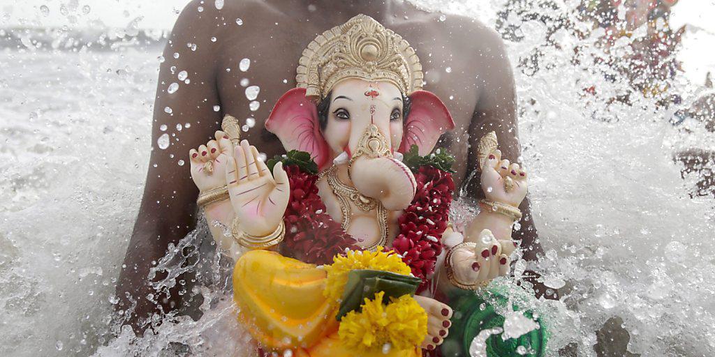 Mit dem Versenken von Ganesha-Statuen im Meer ist im indischen Mumbai ein Fest zu Ehren der elefantenköpfigen Gottheit zu Ende gegangen.