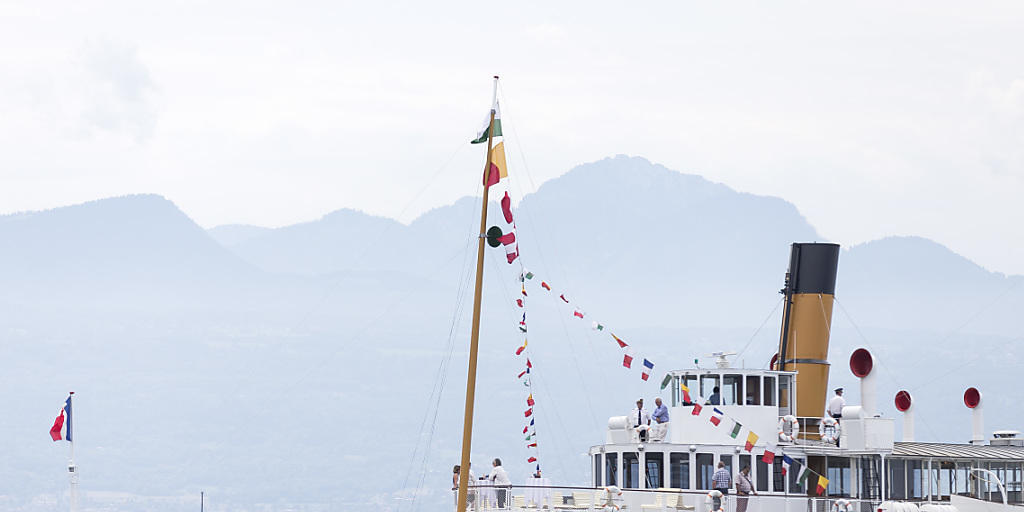 Nach einer Renovation von anderthalb Jahren stach der Belle-Epoque-Raddampfer "Montreux" am Mittwoch erstmals wieder in den Genfersee. Nach einer Renovation von anderthalb Jahren stach der Belle-Epoque-Raddampfer "Montreux" am Mittwoch erstmals wieder in den Genfersee.