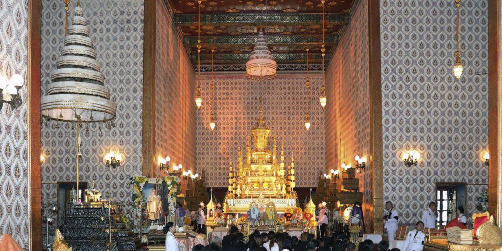 In schwarzer Trauerkleidung strömten tausende Menschen durch die Tore des Grossen Palastes in Bangkok, in dem der Leichnam von König Bhumibol in einem Sarg aufgebahrt ist .