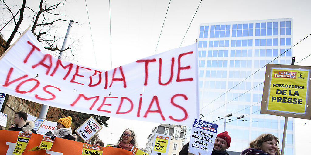 Westschweizer Journalisten gingen am Freitag aus Protest gegen das Medienhaus Tamedia auf die Strasse.
