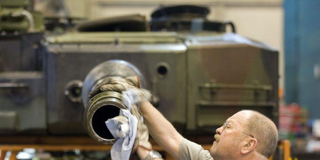 Ein Mitarbeiter des Rüstungskonzerns Ruag bearbeitet ein Panzerrohr. Diese Arbeiten sollen in Zukunft von der neu zu gründenden Firma MRO Schweiz geleistet werden. (Archivbild)