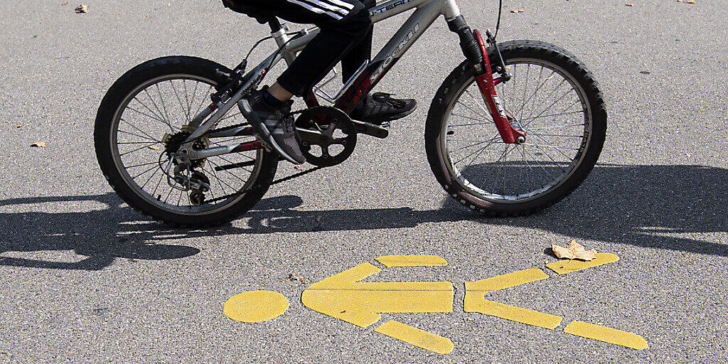 Heutzutage fahren weniger Kinder und Jugendliche mit dem Velo zur Schule als noch vor zwanzig Jahren. (Symbolbild)