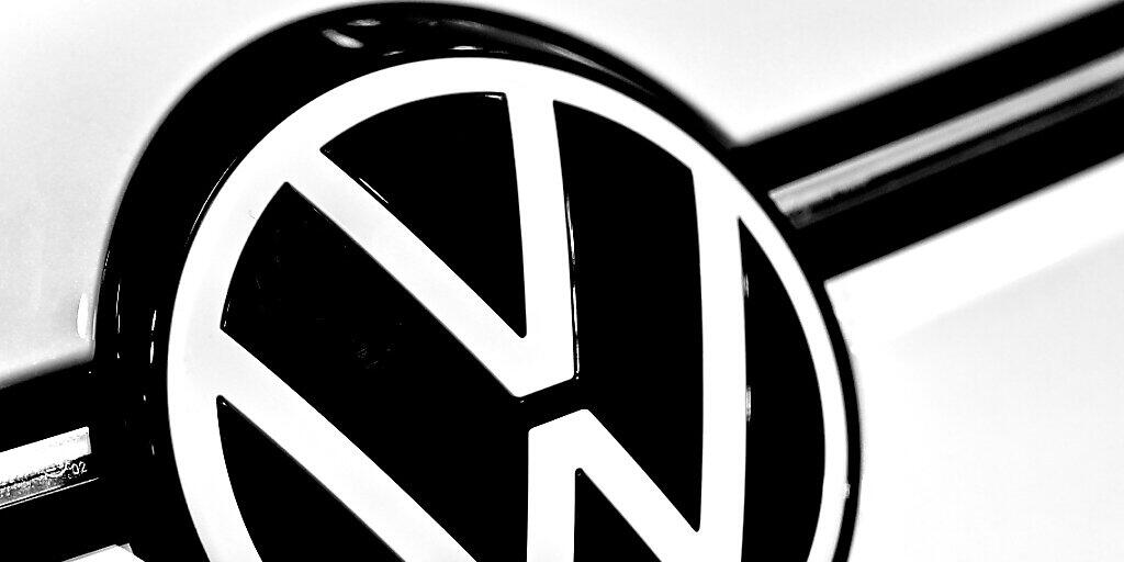 Volkswagen ruft weltweit knapp 230'000 Fahrzeuge der Marken VW und Porsche wegen Problemen mit dem Airbag in die Werkstätten. (Archiv)