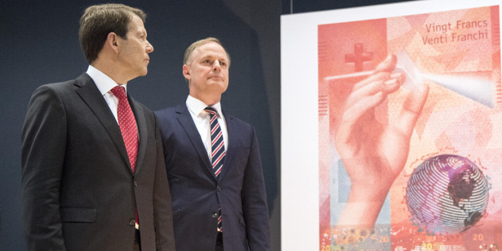 SNB-Vizepräsident Fritz Zurbrügg (l.) und Direktoriumsmitglied Thomas Wiedmer (r.) präsentieren in Bern die neue 20-Franken-Note.