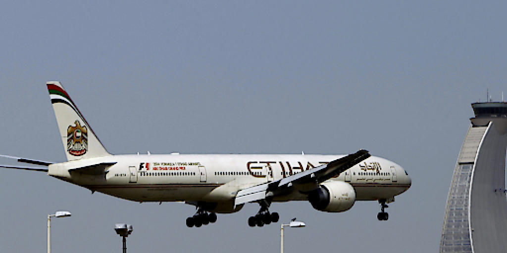 Die Schweiz will vorerst keine Laptops und Tablet-Computer im Handgepäck auf bestimmten Nahost-Flügen verbieten. Der Flughafen von Abu Dhabi gehört zu den zehn Flughäfen, von denen aus keine grösseren elektronischen Geräte ins Handgepäck genommen werden dürfen. (Archiv)