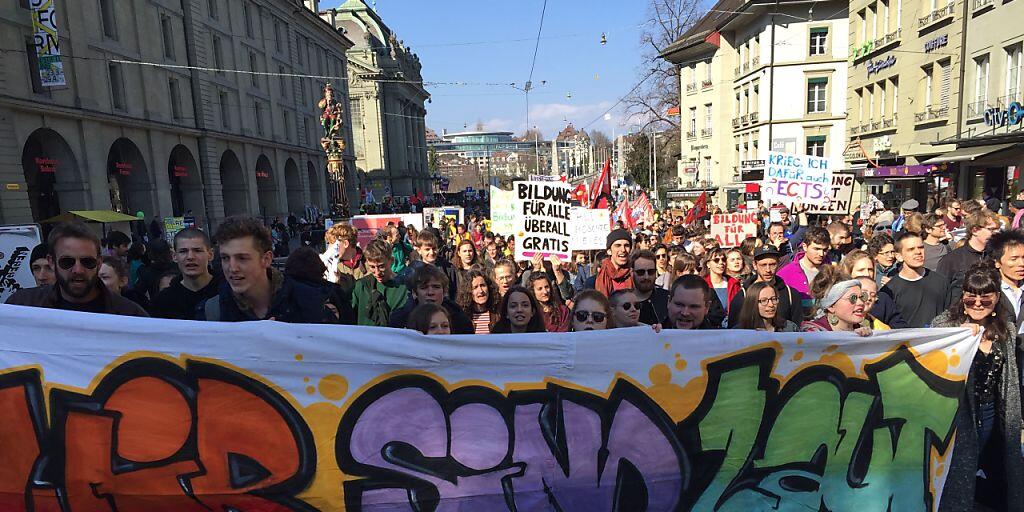 "Wir sind hier, wir sind laut, weil man uns die Bildung klaut", skandierten die Teilnehmer der Demonstration gegen Bildungsabbau in Bern.