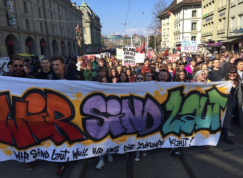 "Wir sind hier, wir sind laut, weil man uns die Bildung klaut", skandierten die Teilnehmer der Demonstration gegen Bildungsabbau in Bern. "Wir sind hier, wir sind laut, weil man uns die Bildung klaut", skandierten die Teilnehmer der Demonstration gegen Bildungsabbau in Bern.