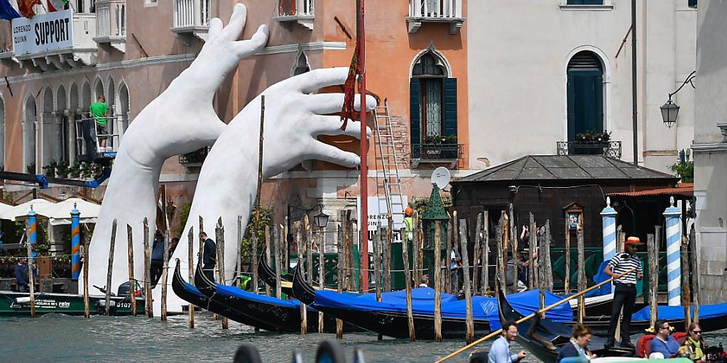 Wer an die Kunstbiennale in Venedig mit dem Zug reisen will, kann dies ab Dezember 2017 aus Zürich täglich ohne Umsteigen schaffen. Bereits ab Juni sollen am Wochenende Direktzüge zwischen den beiden Städten verkehren (Archivbild). Wer an die Kunstbiennale in Venedig mit dem Zug reisen will, kann dies ab Dezember 2017 aus Zürich täglich ohne Umsteigen schaffen. Bereits ab Juni sollen am Wochenende Direktzüge zwischen den beiden Städten verkehren (Archivbild).