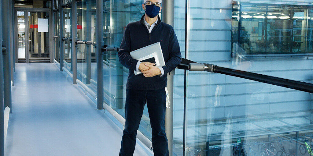 Roland Hischier gehört zu einer interdisziplinären Gruppe von Empa-Forschern, die einen ersten Ökobilanz-Vergleich zwischen Stoff- und Papiermasken erstellt haben (zVg)