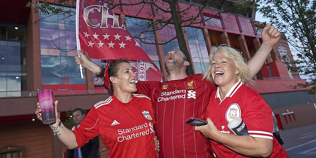 Liverpool ist erstmals seit 30 Jahren wieder englischer Meister: Die Fans feiern vor dem Stadion die Niederlage von Manchester City gegen Chelsea