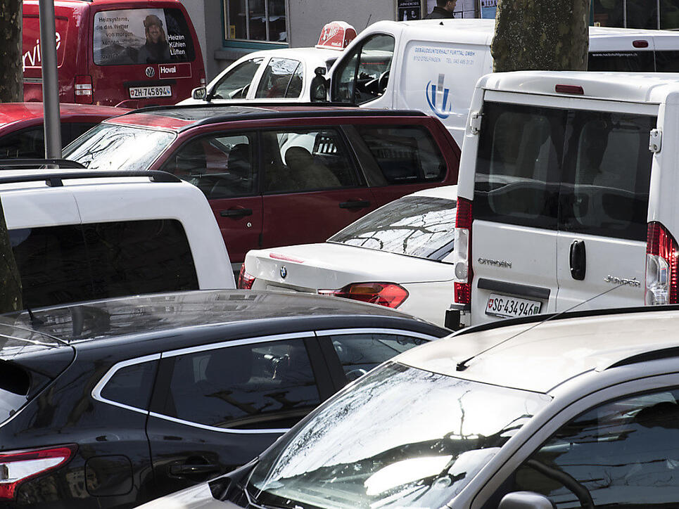 Weniger Belastung fürs Klima, zugleich eine leistungsfähigere Autoindustrie: Die EU-Kommission hat am Mittwoch in Brüssel ihren Vorschlag für schärfere CO2-Grenzwerte für Autos vorgeschlagen.