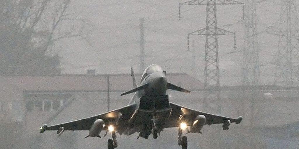 Der Eurofighter Typhoon der deutschen Luftwaffe beim Testflug im November 2008 auf dem Flugplatz Emmen. Der dortige Schutzverband fordert, dass die zur Auswahl stehenden neuen Kampfjettypen nun allesamt auch in Emmen getestet werden. (Archivbild)