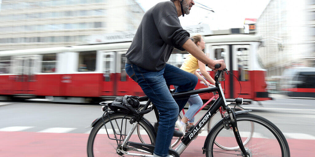 Fahrradfahrer fahren über eine Straße der Hauptstadt. Immer mehr Wiener fahren während der Corona-Pandemie Fahrrad. Die Zahl der Radfahrer ist im Vergleich zum Mai 2019 im Mai 2020 um 45 Prozent gestiegen. Foto: Guo Chen/XinHua/dpa