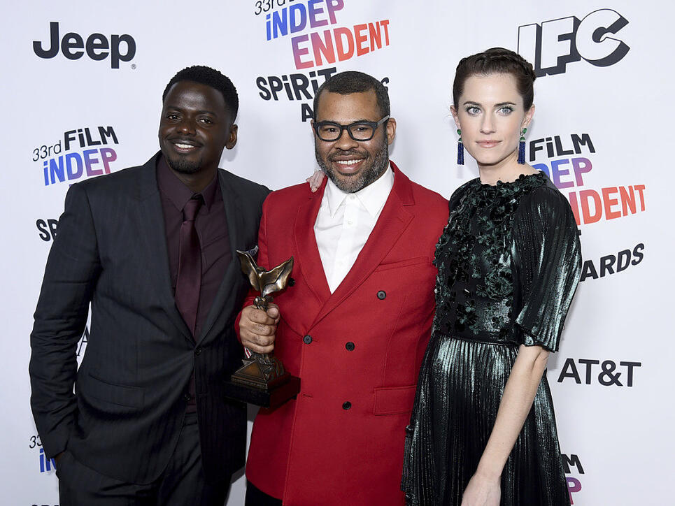 Holte am Tag vor der Oscar-Verleihung wichtige Indie-Filmpreise: Jordan Peele (Mitte), Macher des sozialkritischen Gruselstreifens "Get Out".