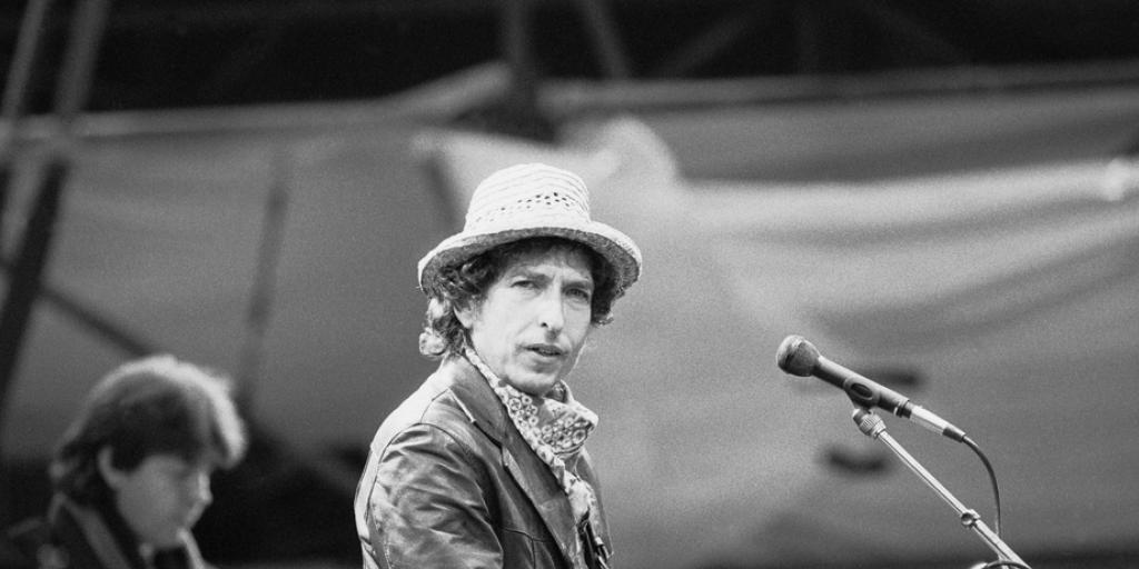 Dichter, Ikone, Erneuerer - und Stammgast auf Schweizer Konzertbühnen: Bob Dylan, hier 1984 bei einer Show im St. Jakob-Park in Basel.