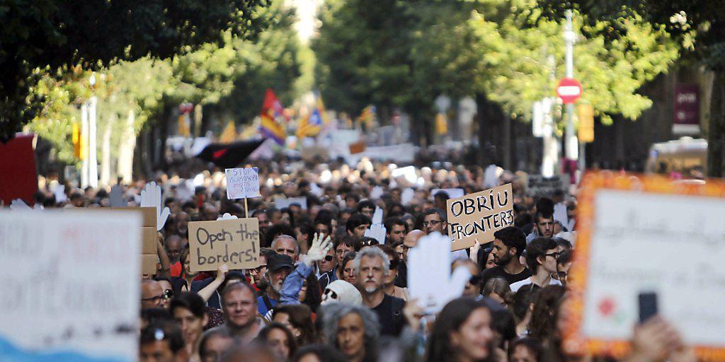 An der Demonstration zur Aufnahme von Flüchtlingen nahm auch Barcelonas Stadtpräsidentin teil.