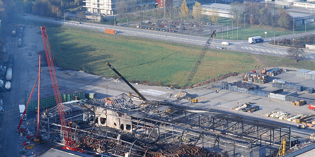 Die ausgebrannte Lagerhalle des Chemiekonzerns Sandoz, aufgenommen am 8. November 1986. Sieben Tage zuvor brannten in der Halle in Schweizerhalle nahe Basel über 1'000 Tonnen Chemikalien. (Archivbild)
