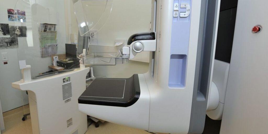 Blick in einen Mammografiesaal. Krebs entdecken und bekämpfen reicht nicht, denn Krebszellen verfügen über biochemische "Schutzwaffen". Forscher haben nun einige davon ermittelt und hoffen, sie künftig unschädlich machen zu können und dadurch die Wirkung von Therapien zu verstärken. (Archivbild)