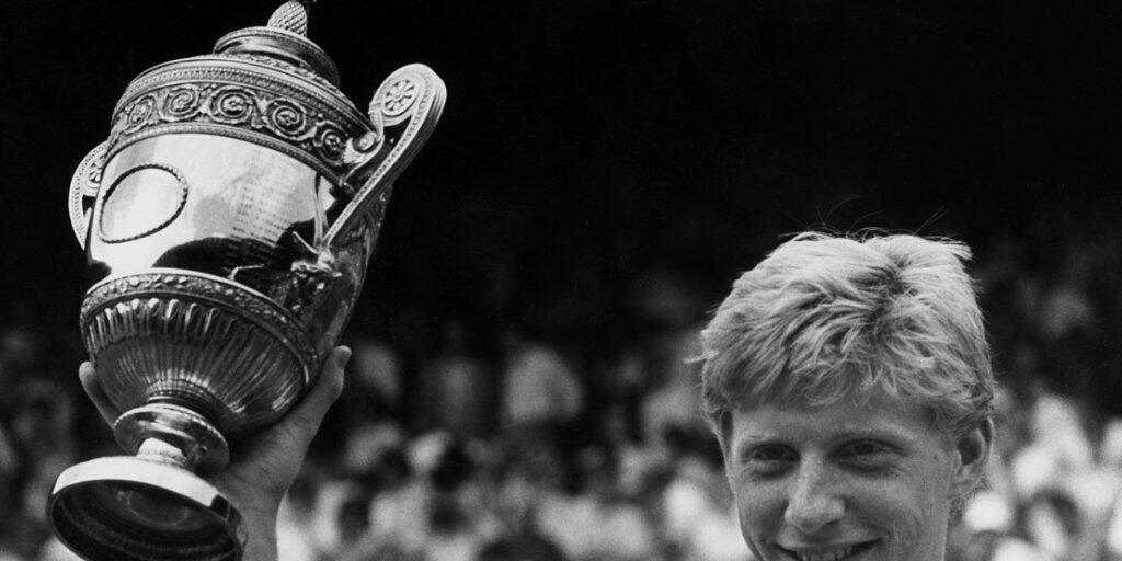 Der junge Boris Becker auf dem Höhepunkt seiner Karriere. Zahlreiche Trophäen und Erinnerungsstücke an das deutsche Tennis-Idol wurden im Rahmen eines Insolvenzverfahrens am Donnerstag versteigert.  (Bild: Robert Dear/AP Keystone)