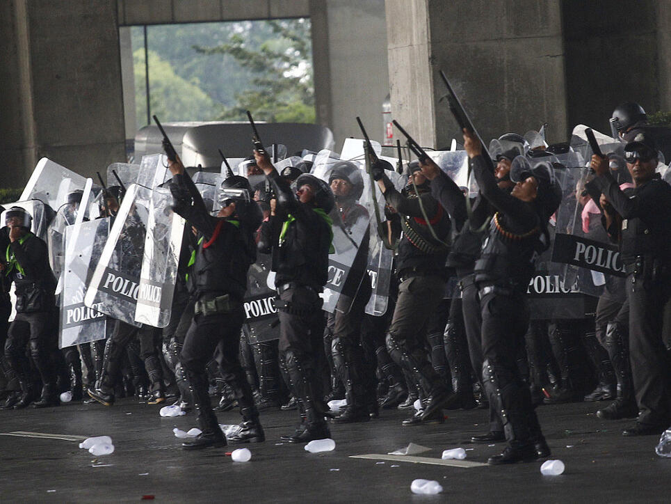 Thailändische Polizisten feuer Gummigeschosse ab (Archiv)