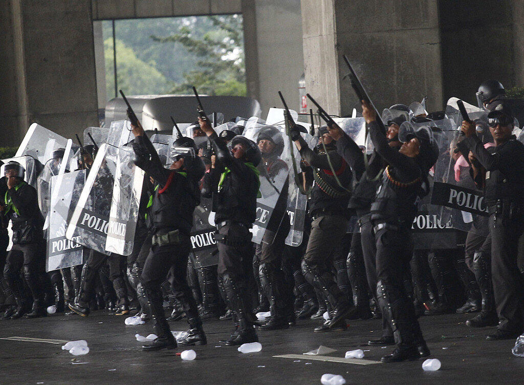 Thailändische Polizisten feuer Gummigeschosse ab (Archiv) Thailändische Polizisten feuer Gummigeschosse ab (Archiv)